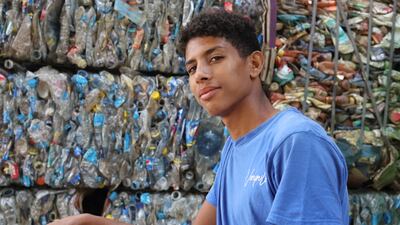The family collects 70kg of bottles per day on the weekend and 20kg on weekdays.