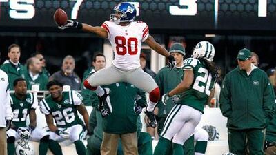 Victor Cruz, centre, set two franchise receiving records for the New York Giants during their game against the New York Jets.