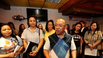 Alan Bacason, the newly elected president of Filcom Dubai-NE, standing with other office bearers, speaks to a gathering of his compatriots.