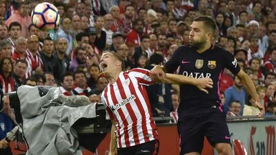Athletic Bilbao striker Iker Muniain, fights, fights for the ball with defender Jordi Alba. Miguel Tona / EPA