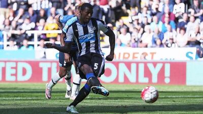 Georginio Wijnaldum of Newcastle United converts the penalty to score his team’s third goal during the Premier League match between Newcastle United and Tottenham Hotspur at St James’ Park on May 15, 2016 in Newcastle, England. (Ian MacNicol/Getty Images)