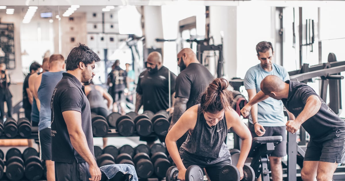 Ngành công nghiệp thể hình tại UAE tiếp tục mở rộng khi các nhà điều hành mở phòng gym mới đồng thời chuyển hướng sang các khái niệm tập trung vào sức khỏe và trải nghiệm thành viên (Ảnh: Symmetry Gym).