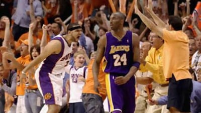 Jared Dudley of the Phoenix Suns celebrates in front of Kobe Bryant of the Los Angeles Lakers after hitting a three-pointer.