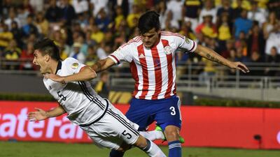 Paraguay’s Gustavo Raul Gomez (R) and Colombia’s Guillermo Celis vie for the ball during their Copa America Centenario football match, in Pasadena, California, United States, on June 7, 2016. Mark Ralston / AFP