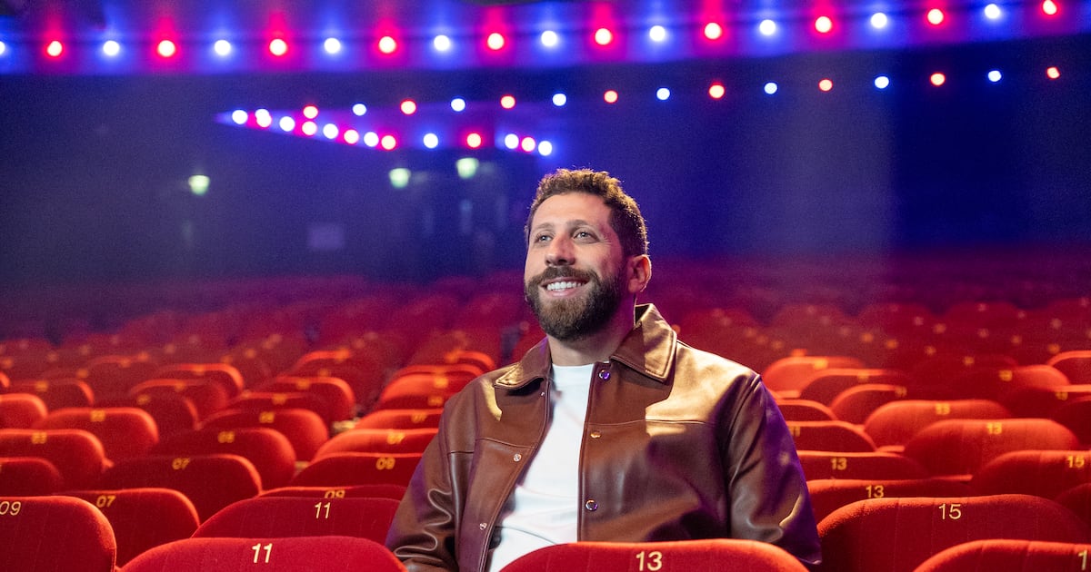 يمثل برنامج “شاهد” الخاص الجديد للممثل الكوميدي اللبناني جون أشقر علامة فارقة في الستاند أب العربي | الوطنية