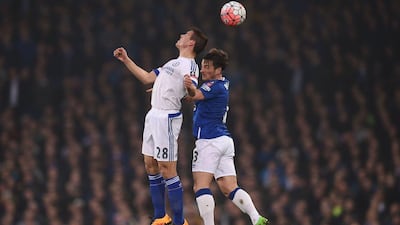 Chelsea’s Spanish defender Cesar Azpilicueta (L) vies with Everton’s English defender Leighton Baines during the FA cup quarter-final football match between Everton and Chelsea at Goodison Park in Liverpool, north-west England on March 12, 2016. AFP / Paul ELLIS