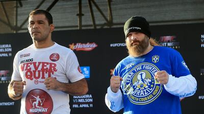 Antonio Nogueira, left, and Roy Nelson give local UFC fans a sneak peak while they train Tuesday on the Corniche in Abu Dhabi. The two UFC fighters will meet inside the octagon Friday on Yas Island. Ravindranath K / The National