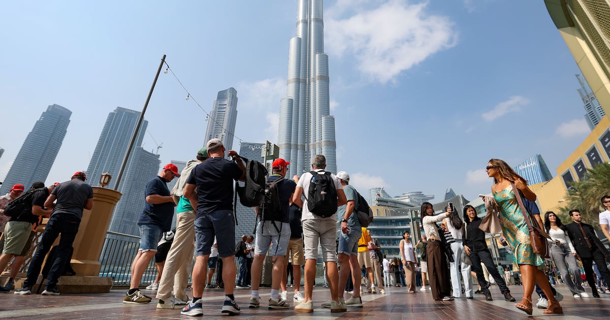 Dubai bietet Einheimischen 3.000 DH in Hotel- und Freizeitangeboten, wenn sie Familie und Freunde zu einem Besuch einladen. Dubai bietet Einheimischen 3.000 DH in Hotel- und Freizeitangeboten, wenn sie Familie und Freunde zu einem Besuch einladen.