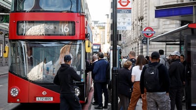 Passengers board a bus outside Victoria Station, in London, Britain June 21, 2022. REUTERS / John Sibley