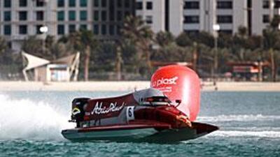 Ahmed al Hameli of Abu Dhabi Formula 1 rounds a buoy at the Corniche at the UIM F1 World Championship race in the capital yesterday.