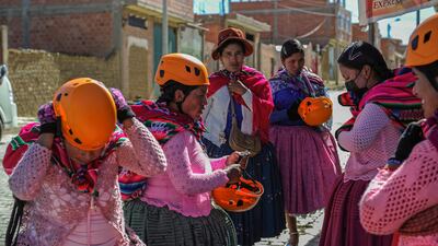 Aymara women waiting for the bus before the ascent.