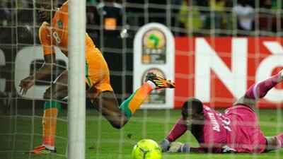 Salomon Kalou, left, the Ivory Coast player, attempts to score against Mali late on Wednesday.