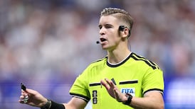 ATLANTA, GEORGIA - JULY 07: Referee Francois Letexier gestures during the FIFA World Cup 2026 Round of 16 match between Argentina and Egypt at Atlanta Stadium on July 07, 2026 in Atlanta, Georgia. Justin Setterfield / Getty Images / AFP (Photo by Justin Setterfield / GETTY IMAGES NORTH AMERICA / Getty Images via AFP)