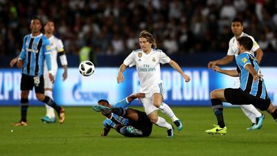 Real Madrid's Luka Modric evades the Gremio defence. Francois Nel / Getty Images)