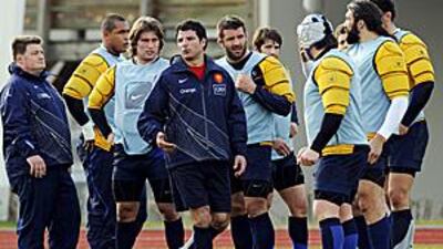 The France head coach Marc Lievremont talks tactic with his players ahead of the Six Nations match with England on Sunday.