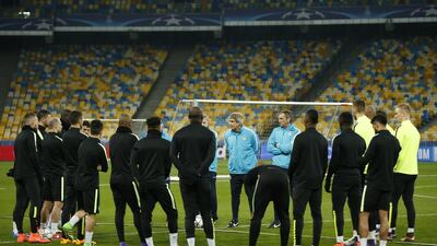 Manchester City manager Manuel Pellegrini talks to his players during training. Action Images via Reuters / John Sibley