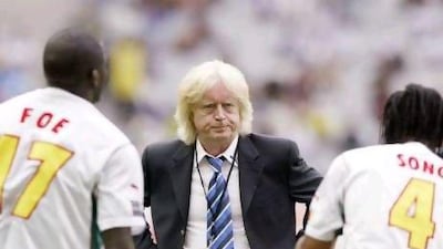 SAINT DENIS, FRANCE - JUNE 19: Confederations Cup 2003, Saint Denis; Brasilien - Kamerun (BRA - CMR) 0:1; Marc-Vivien FOE, Trainer Winfried SCHAEFER, Rigobert SONG/CMR (Photo by Henri Szwarc/Bongarts/Getty Images)