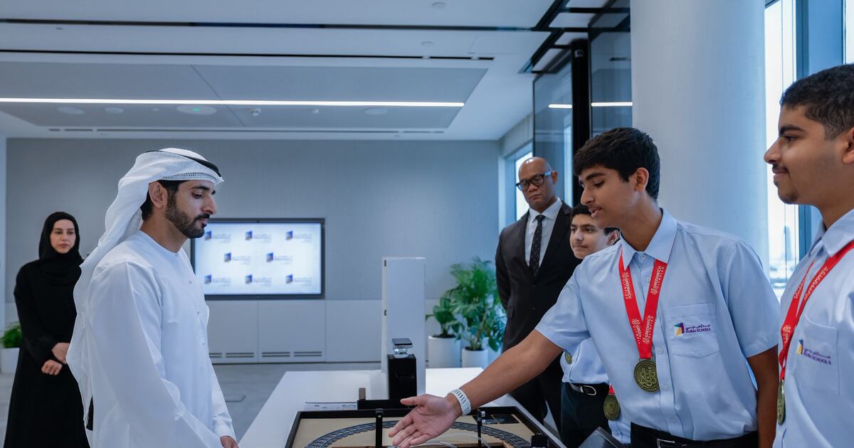 Scheich Hamdan trifft Schüler aus Dubai, die mit ihrem Sieg bei einem ...