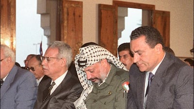 Mubaraka prays with Yasser Arafat (c), President of Palestine Liberation Organisation (PLO) shown in a picture dated 13 July 1989 in Cairo. AFP