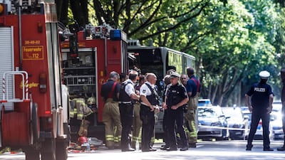Policemen stand near a public service bus in Kuecknitz near Luebeck northern Germany, after several people were injured in the bus in an assault by a man wielding a knife on July 20, 2018. The packed bus was heading in the direction of Travemuende, a popular beach close to the city of Luebeck, when a man pulled a weapon on passengers, local media Luebecker Nachrichten reported, quoting an unnamed witness. - Germany OUT / AFP / dpa / Markus Scholz