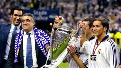 Lorenzo Sanz holds the Champions League trophy with Michel Salgado. Reuters