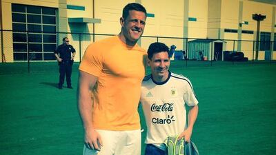 JJ Watt and Lionel Messi. ©Twitter / @JJWatt