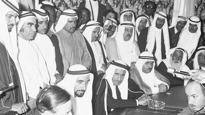 UAE and UK leaders surrounded by other rulers and the media as they sign the Treaty of Friendship. National Portrait Gallery via Dubai Media Office