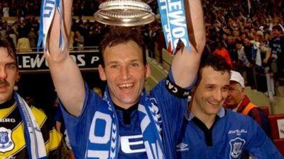 Dave Watson lifts the FA Cup in 1995.