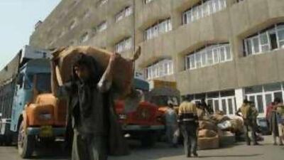 Workers packing up official records and equipment on lorries at the civil secretariat in Srinagar, on 1 Nov 2008.