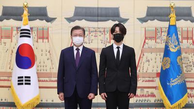 South Korean President Moon Jae-in poses with Jimin. EPA