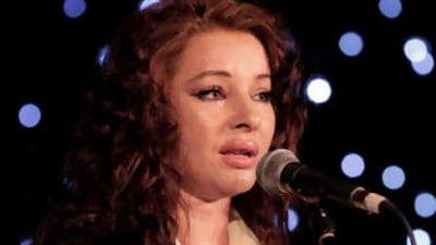 Natacha Atlas was born to an English mother and her father had family in Egypt and Morocco. She grew up in Brussels and the UK.