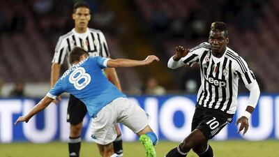 Paul Pogba (R) challenges Jorginho (L) of Napoli during their Italian Serie A soccer match at the San Paolo stadium in Naples, Italy, September 26, 2015. Ciro De Luca / Reuters