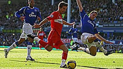 The Everton player Phil Jagielka attempts to block a shot from Middlesbrough's Gary O'Neil during yesterday's clash. O'Neil gave the visitors an early lead, which was later cancelled out.