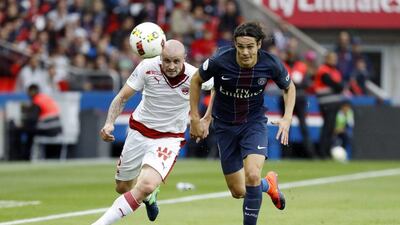 Paris Saint-Germain striker Edinson Cavani, right, in action against Bordeaux's Nicolas Pallois. Etienne Laurent / EPA