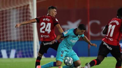 Luis Suarez (C) in action against Mallorca´s Martin Valjent (L). EPA