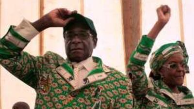 Robert Mugabe, the Zimbabwean president, and his wife Grace greet delegates at the ruling Zanu-PF party's annual congress.