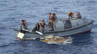 Officers from Brazil's Air Force recover debris belonging to the Air France Flight 447 in the Atlantic Ocean, on June 7 2009.