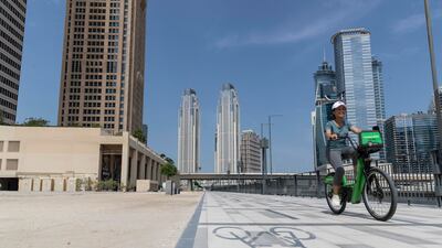 There are cycling paths in the vicinity of the building