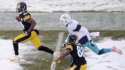 Steelers wide receiver Antonio Brown runs with the ball in Pittsburgh on Sunday. Tom E Puskar / AP