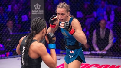 Dakota Ditcheva in action against Taila Santos.