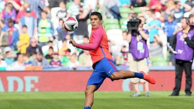 Barcelona forward Luis Suarez warms up before the pre-season International Champions Cup football match between Barcelona and Celtic at the Aviva Stadium in Dublin on July 30, 2016. Paul Faith / AFP