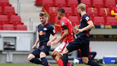 Mainz' Swedish midfielder Robin Quaison, centre, and Leipzig's German forward Timo Werner vie for the ball. AFP