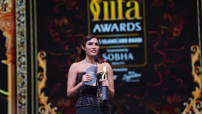 Alizeh Agnihotri with her IIFA Award for Debutant of the Year (female) for her role in Farrey