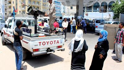 Forces loyal to the Yemeni president stand guard in Aden on April 11, 2016. A UN-brokered ceasefire was taking hold in Yemen despite sporadic clashes. AFP / SALEH AL-OBEIDI