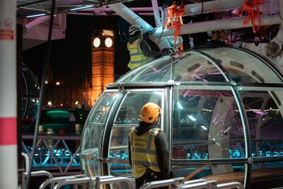 To detach the first capsule, a 12-person team worked for about 12 hours. Photo: London Eye