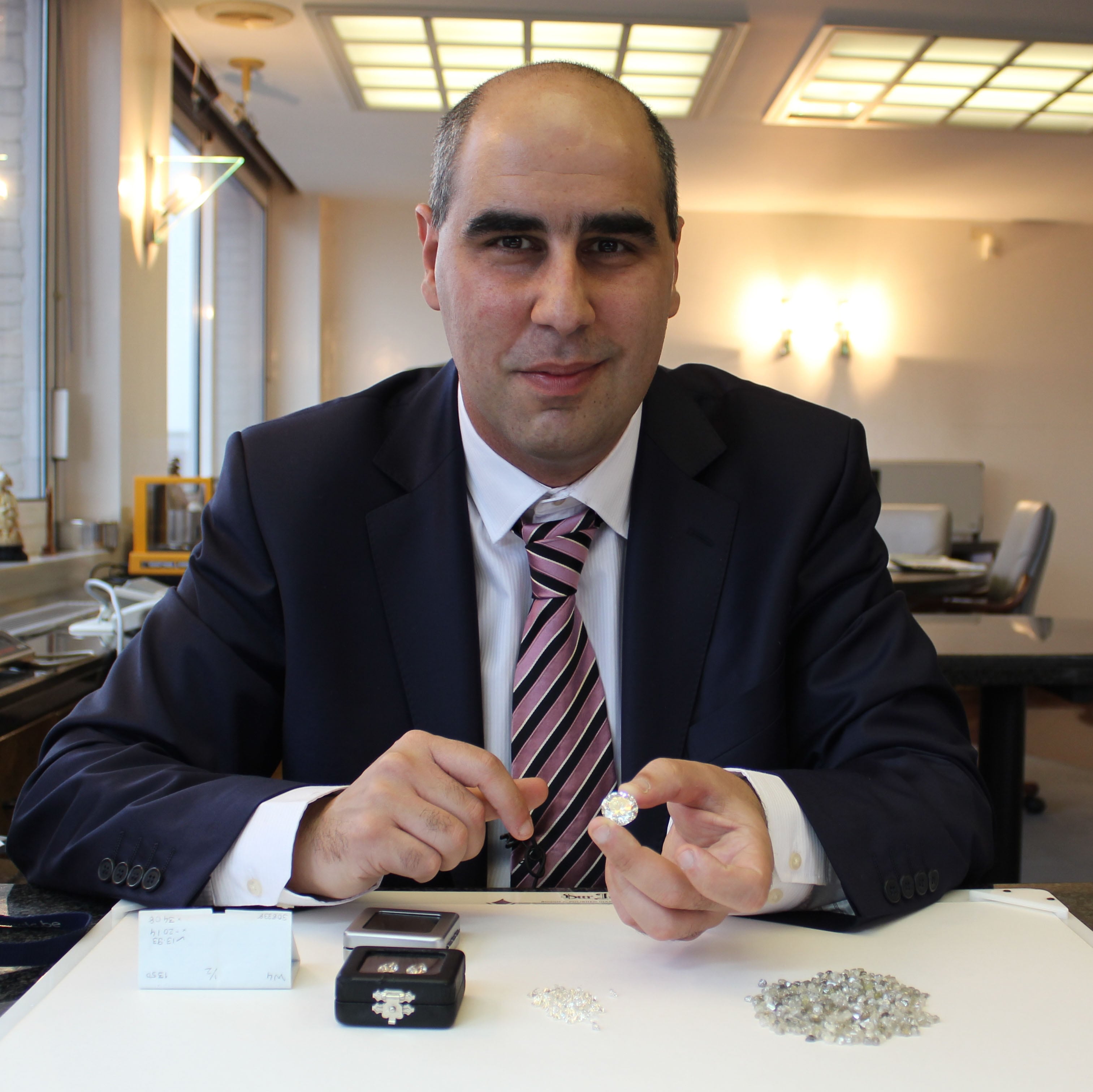 Vashi Dominguez in a diamond office in Antwerp, Belgium. Photo: Vashi Dominguez / Wikimedia Commons