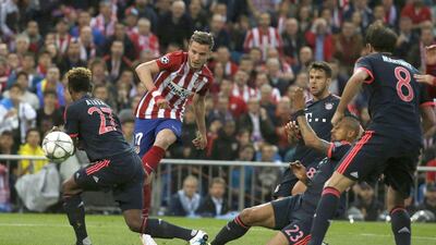 Atletico Madrid’s player Saul Niguez (2-L) scores the opening goal during the Uefa Champions League semi-final first leg match between Atletico Madrid and Bayern Munich played at the Vicente Calderon stadium, in Madrid, Spain, 27 April 2016. EPA/KIKO HUESCA