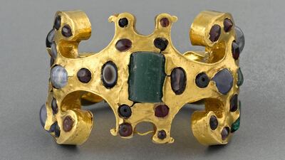 Inlaid bracelet, found at the necropolis of Yahmur (Syria), 3rd century, gold, garnet, green fluorite, sapphire, amethyst, chalcedony and glass (?). Courtesy: Musée du Louvre, Department of Greek, Etruscan and Roman Antiquities, formerly De Clercq- Boisgelin collections, Bj 2229. Photo credit: RMN, Grand Palais (Musée du Louvre)/Stéphane Maréchalle