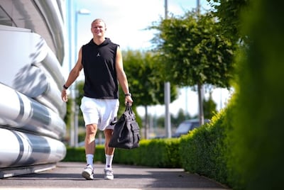 Erling Haaland carrying his Hermes Black Multipocket HAC 50 bag. Photo: Erling Haaland