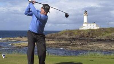 Tom Watson tees off on the ninth hole during the final round of the British Open yesterday.